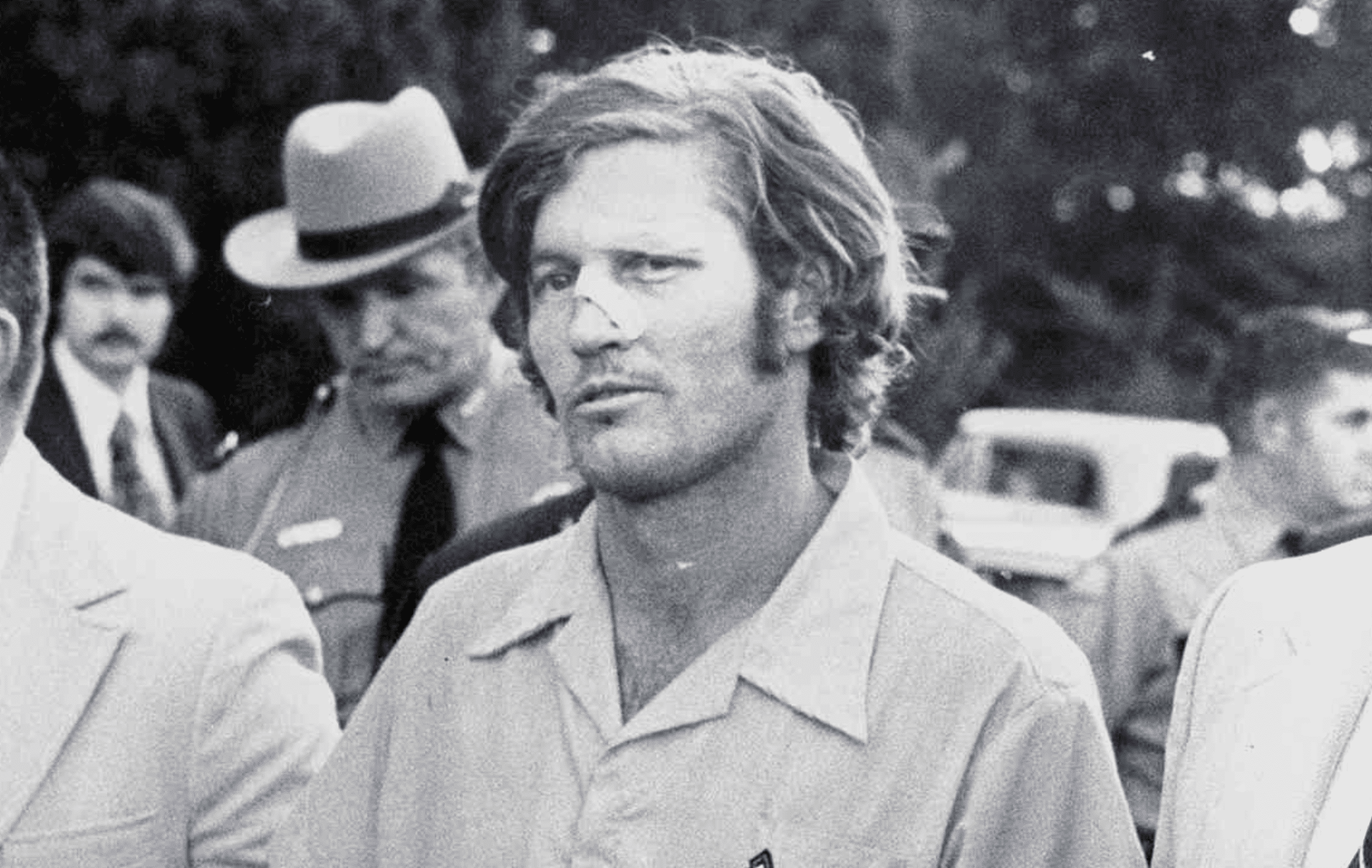 Paul John Knowles detenido en 1974 mientras es escoltado por la policía de EE.UU.