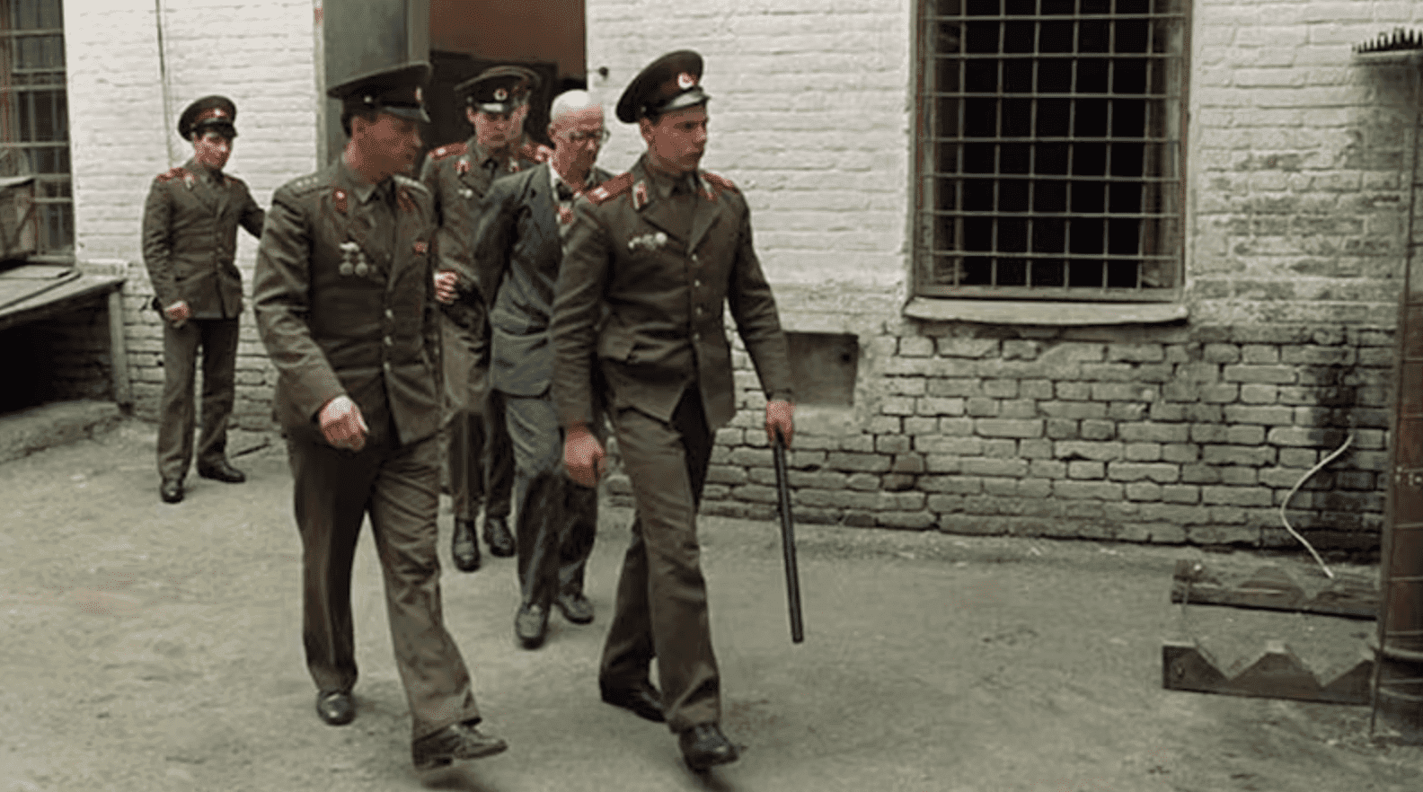 Andrei Chikatilo escoltado por policías de la URSS en prisión tras su arresto — caso criminal y operaciones policiales soviéticas
