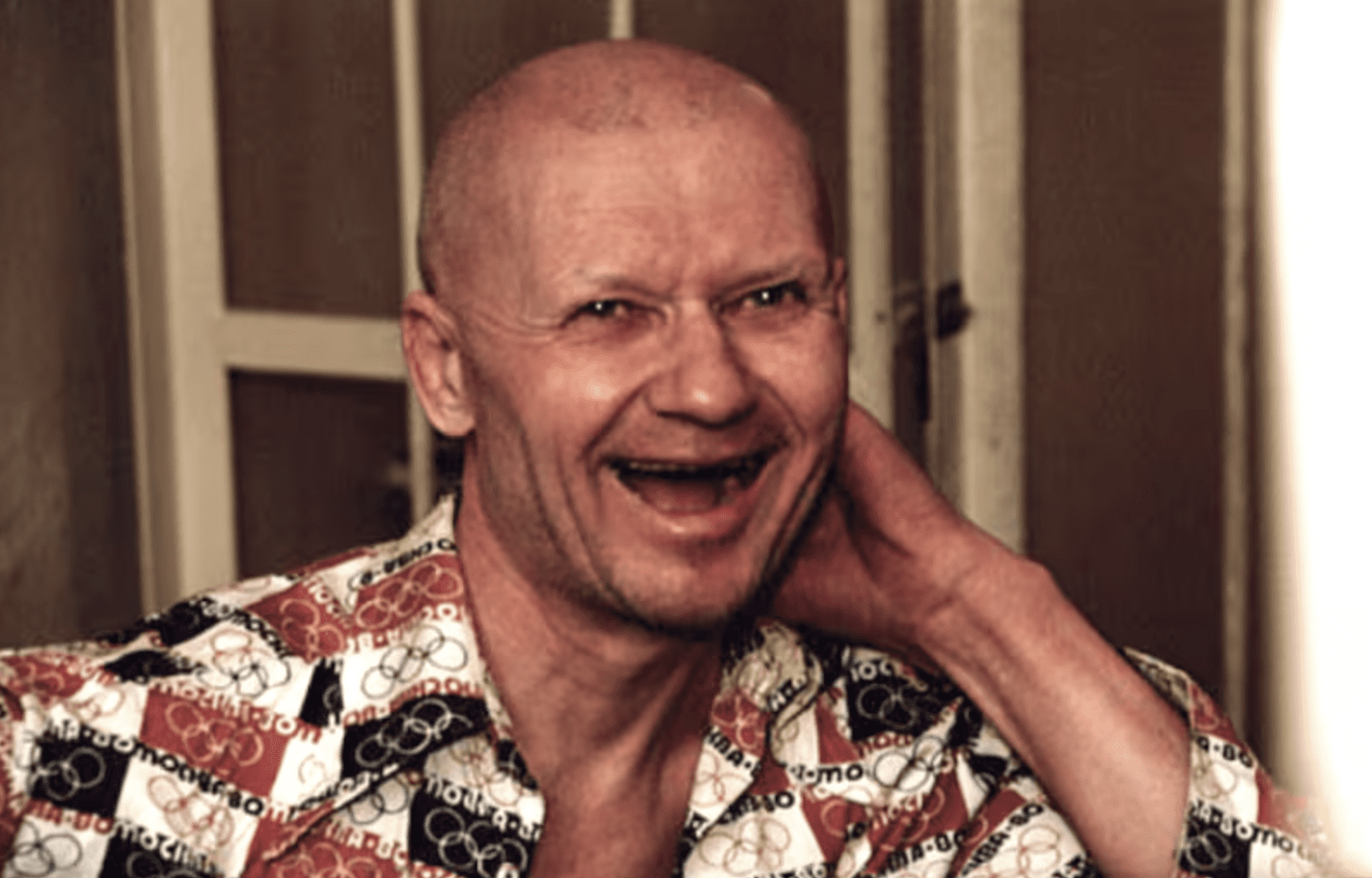 Andrei Chikatilo sonriendo de manera siniestra en prisión — perfil criminal del asesino en serie soviético