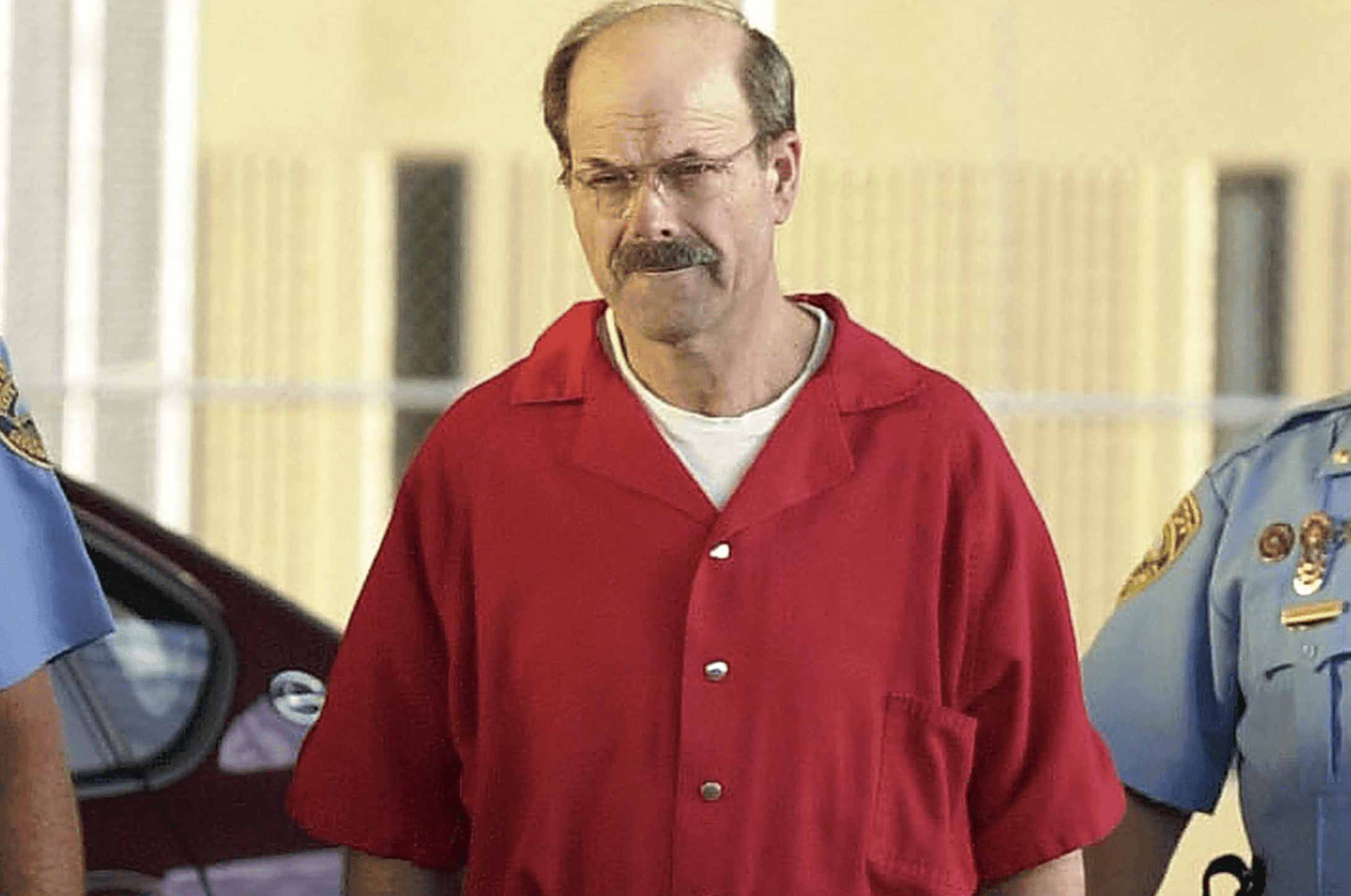 dennis rader btk detenido en 2005 durante su arresto oficial