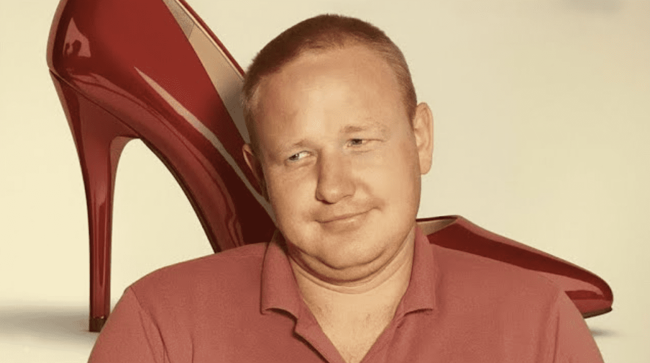 Retrato de Jerry Brudos con un tacón detrás, aludiendo a su fetiche por los zapatos femeninos y su perfil criminal