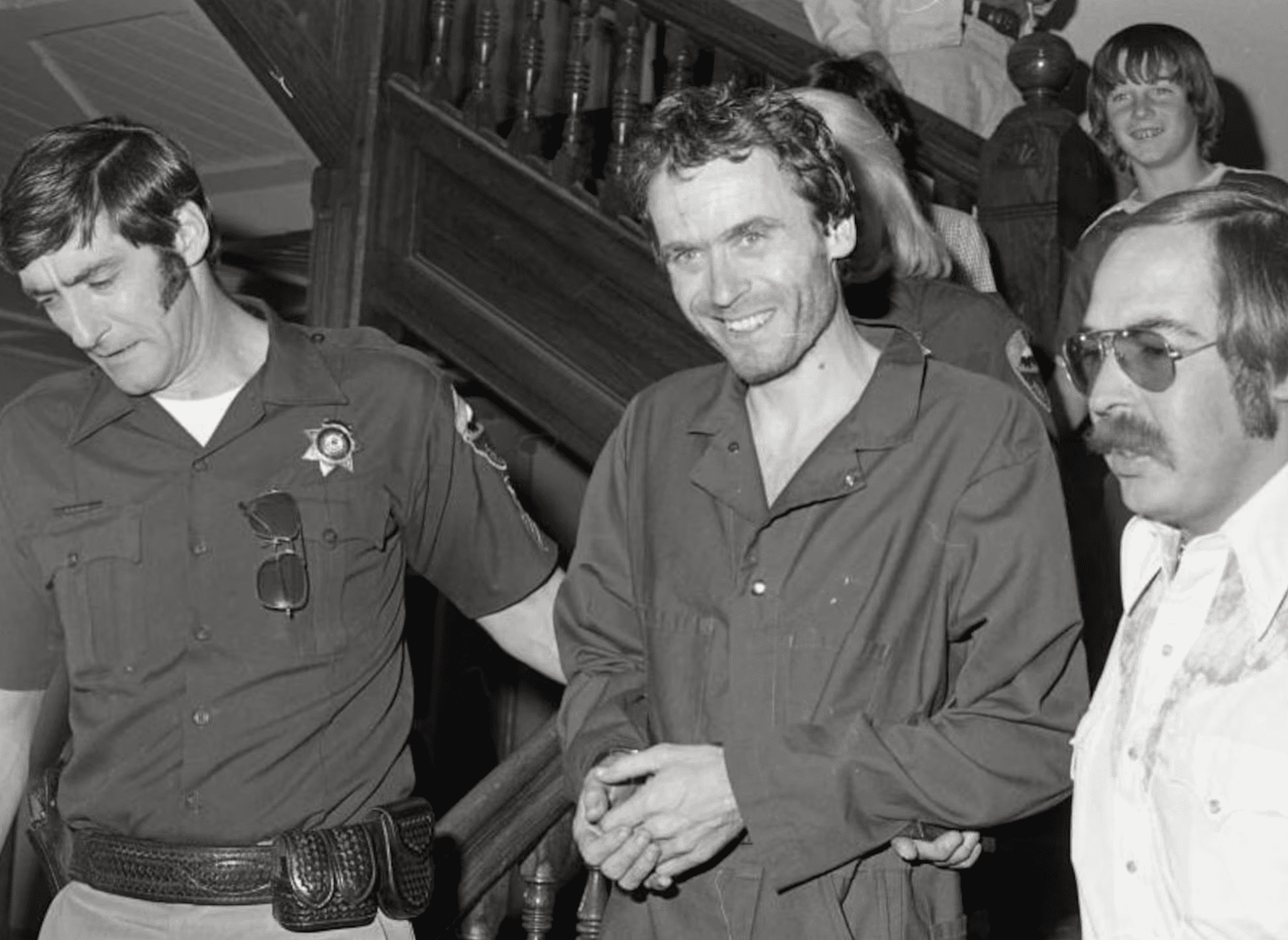 Ted Bundy esposado tras su arresto en 1978, mostrando su perfil carismático y manipulador