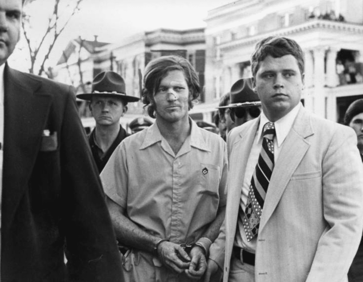 Paul John Knowles sonriente escoltado por la policía durante su detención