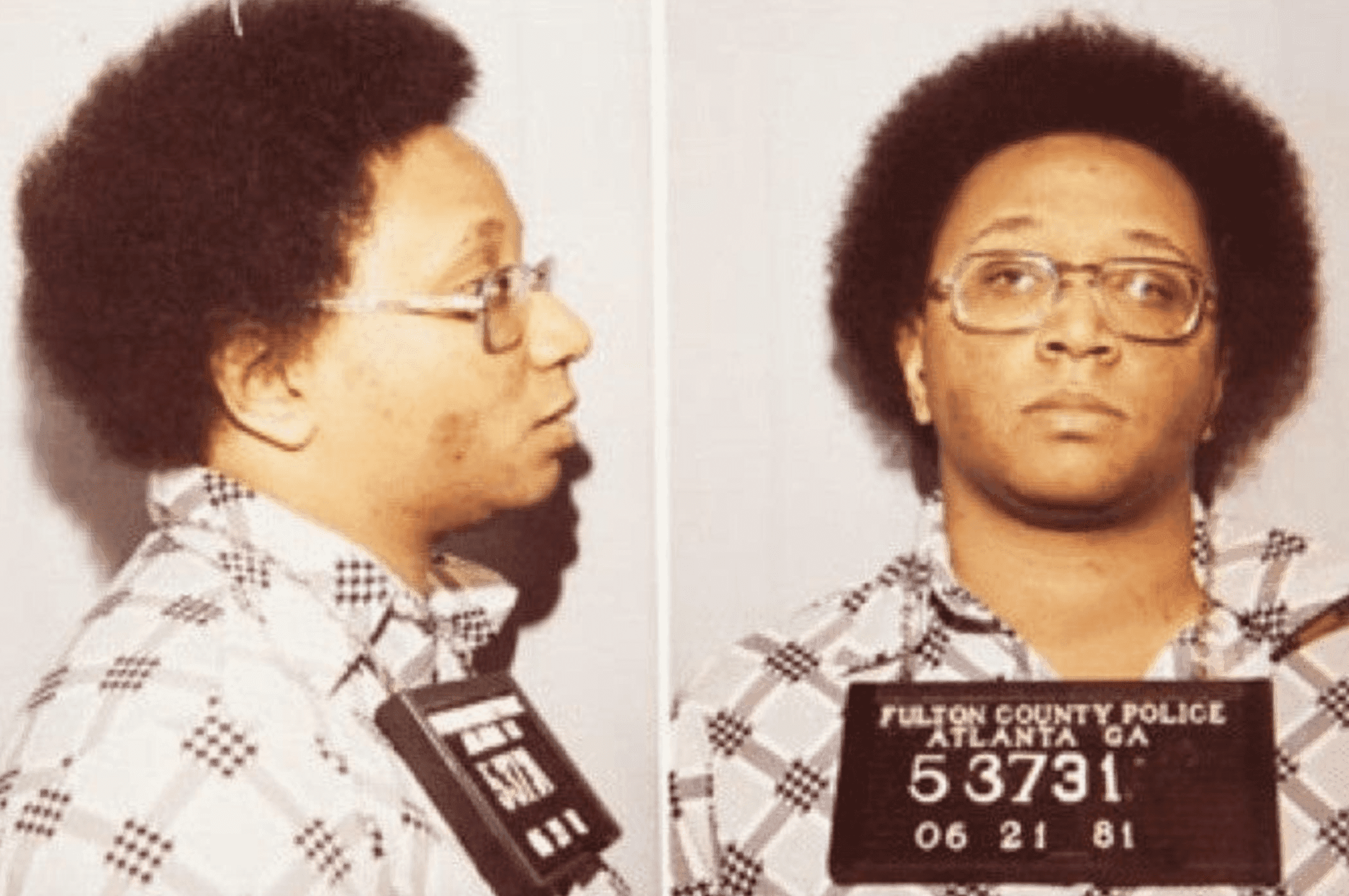 Wayne Williams retrato policial con cartel de detenido durante juicio por Atlanta Child Murders