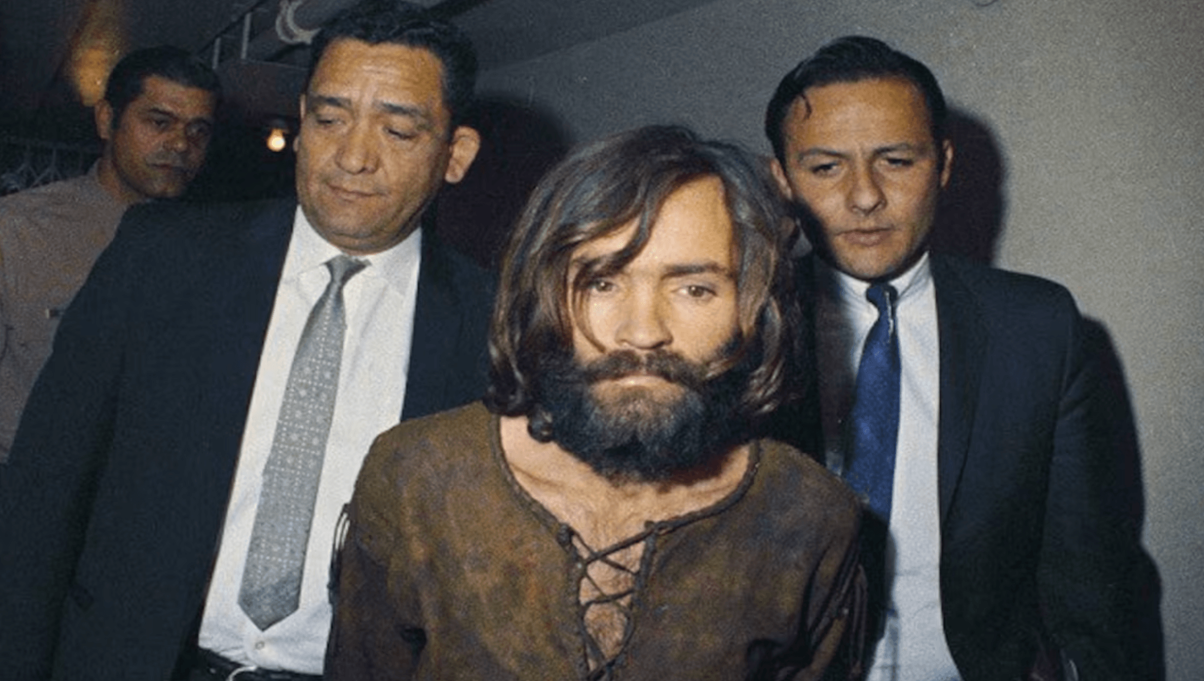 Charles Manson detenido por la policía durante su arresto en 1969