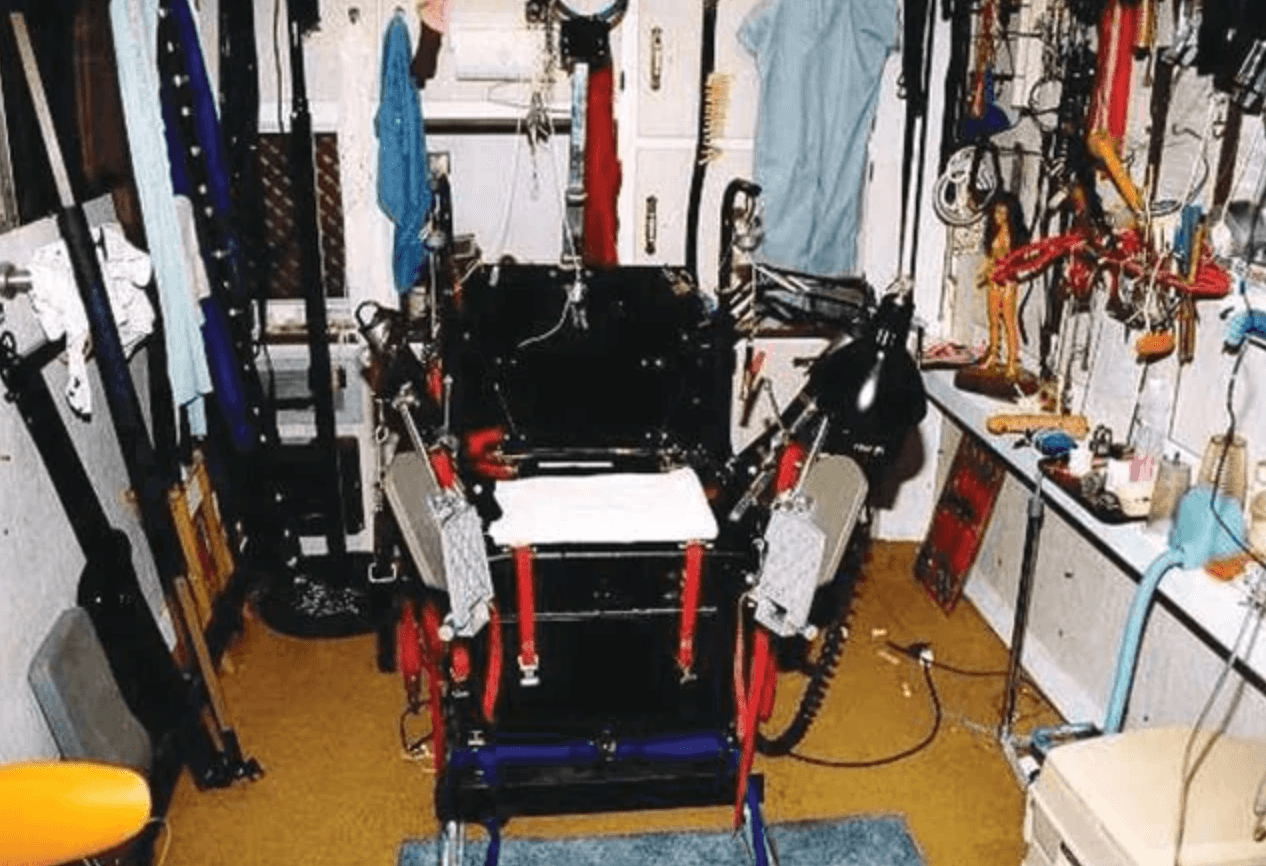 Interior del remolque de David Parker Ray con la caja de juguetes y dispositivos de tortura sexual