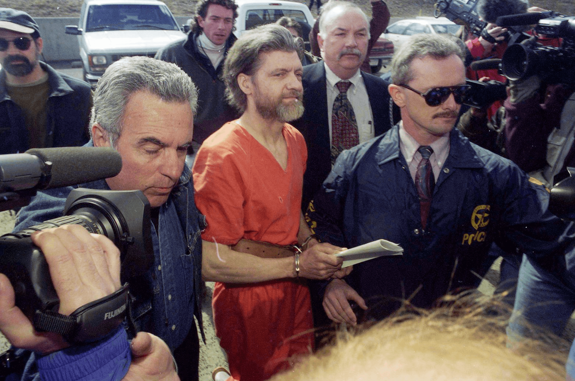 Theodore Kaczynski detenido con mono naranja durante su arresto como Unabomber