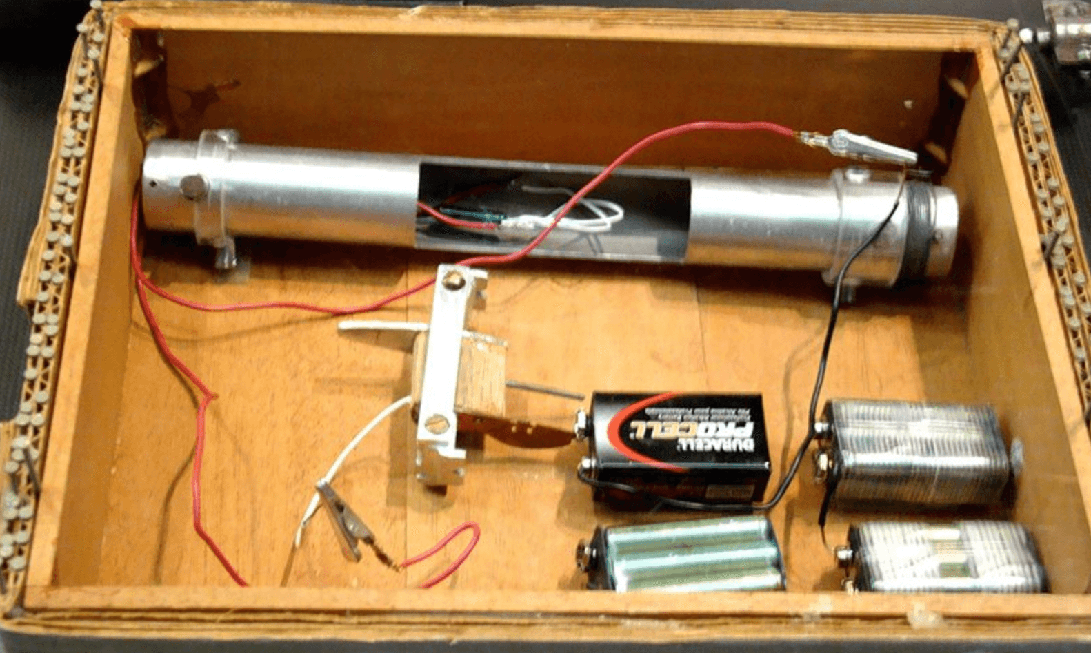 Material incautado del Unabomber utilizado para fabricar artefactos explosivos caseros, analizado por el FBI